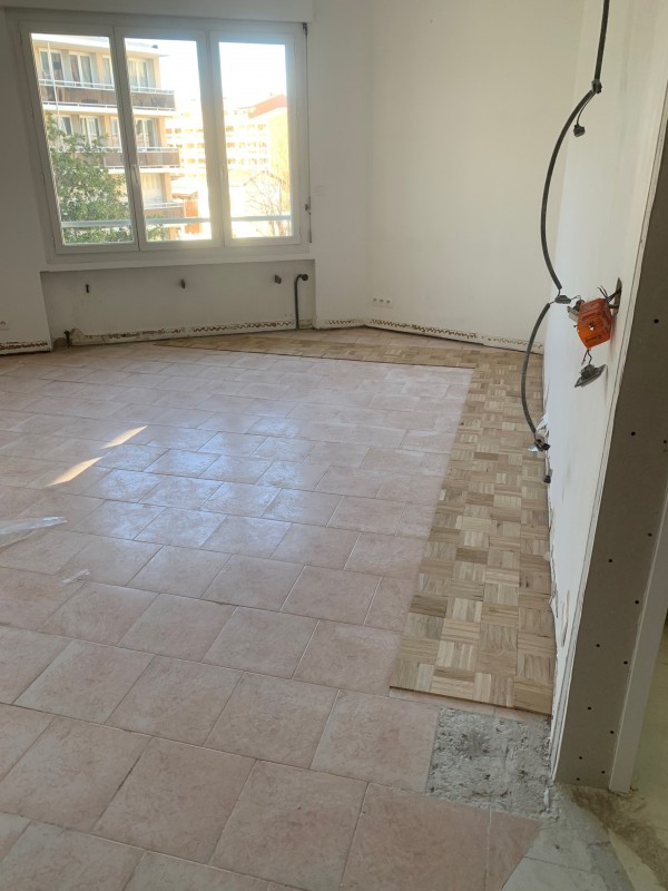 Pose d un parquet type mosaïque ou damier dans un appartement à Marseille 